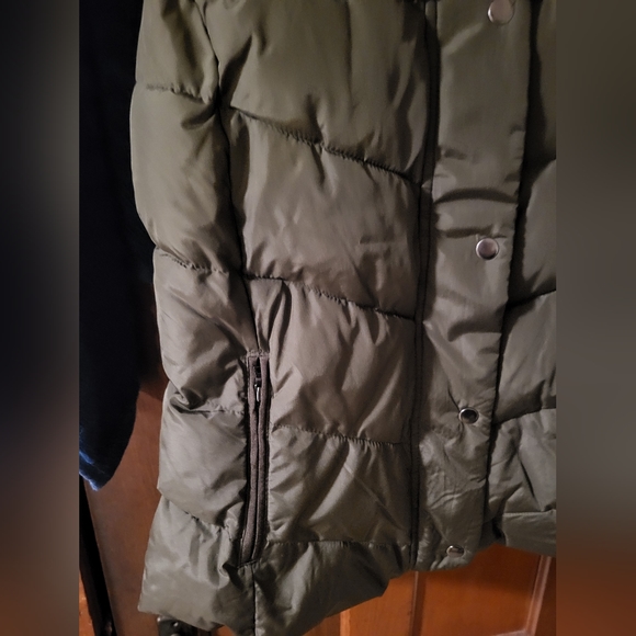 Gap puffer vest, women's size medium. NWOT. - Picture 10 of 11